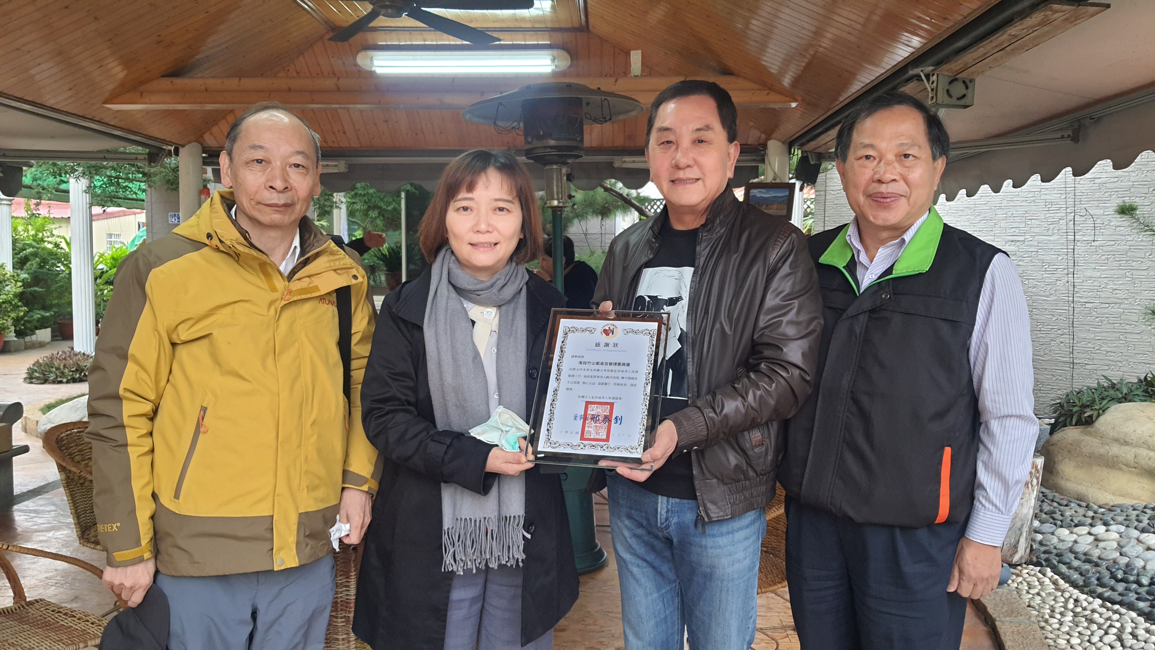 南投地檢署檢察長關懷社會勞動人合照