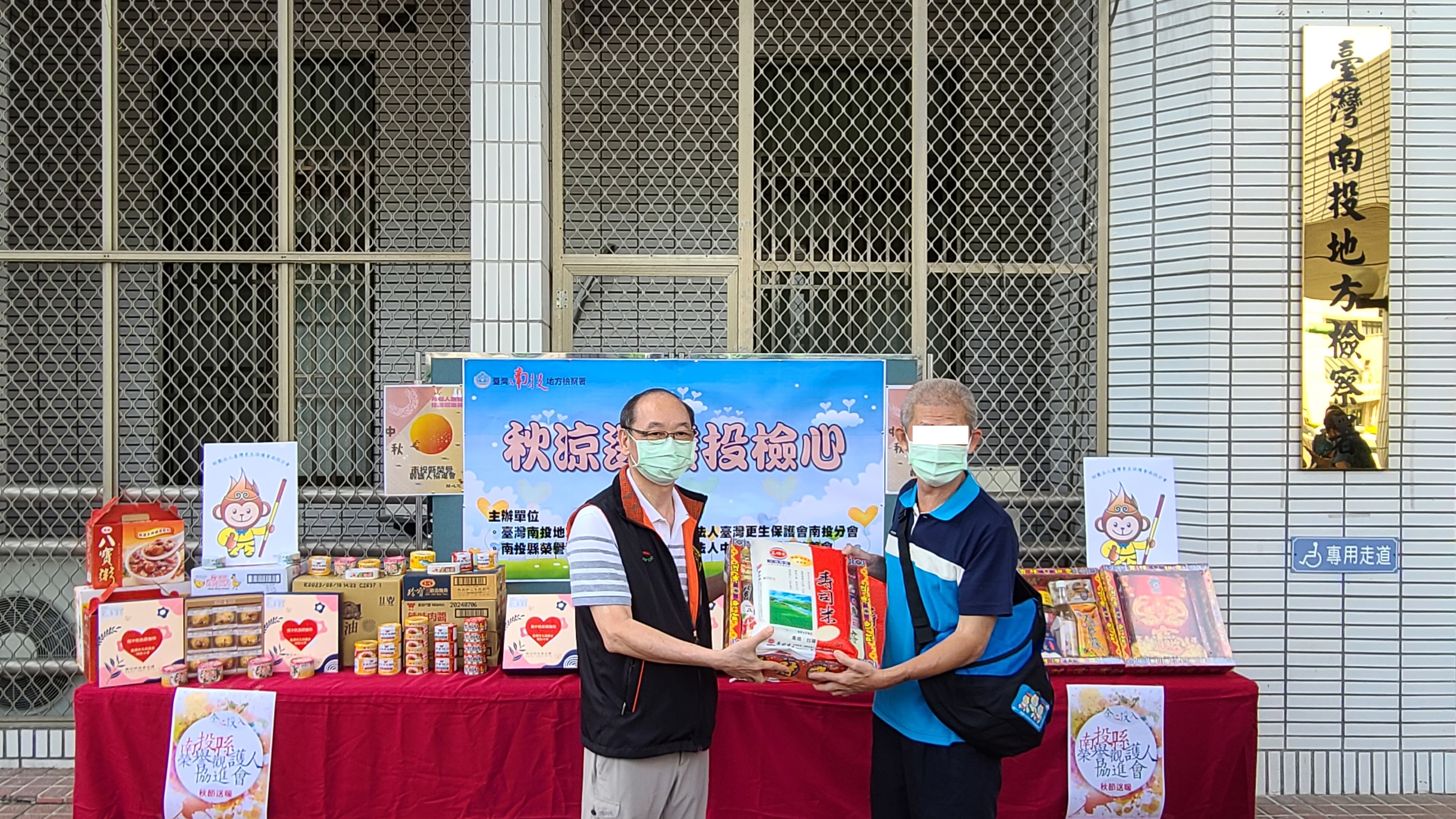 秋涼送暖投檢心中秋節關懷活動照片