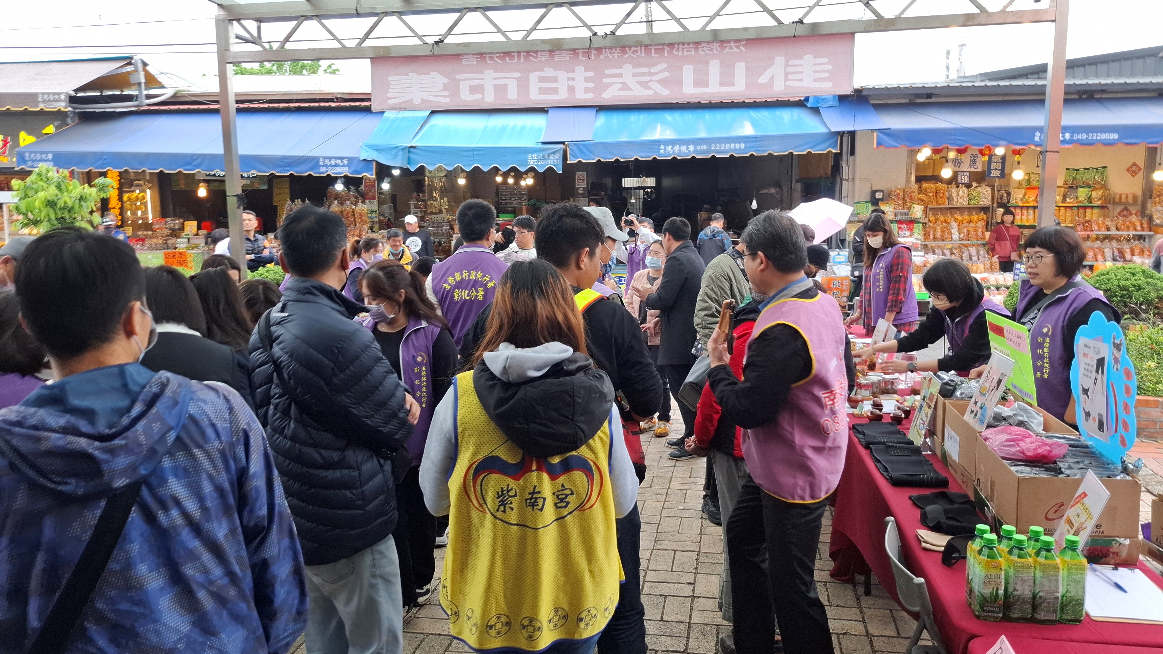 本署針對現場民眾進行反詐騙宣導