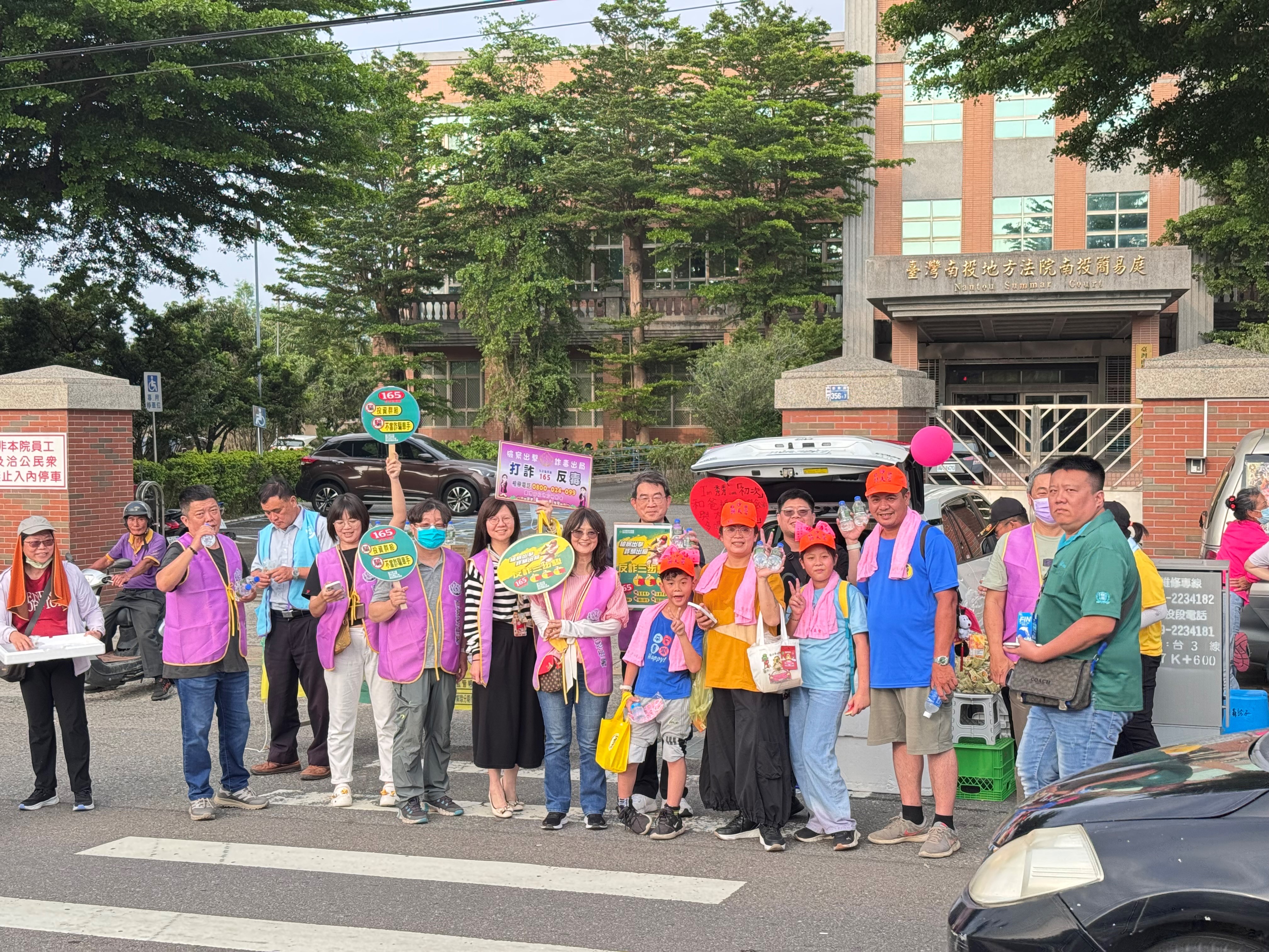 本署在南投簡易庭外設立服務站