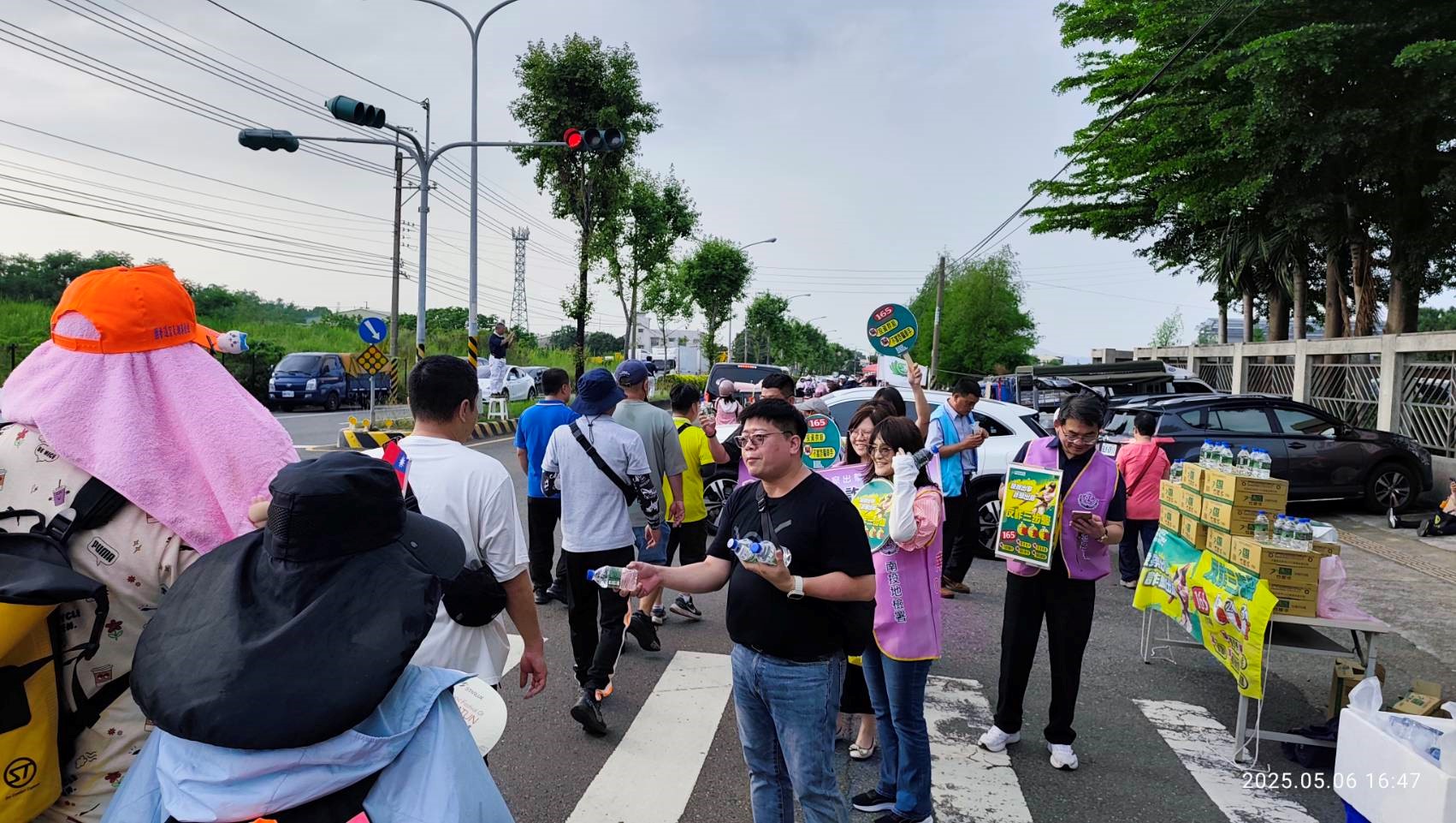 本署主動提供飲水並關懷隨行的香燈腳