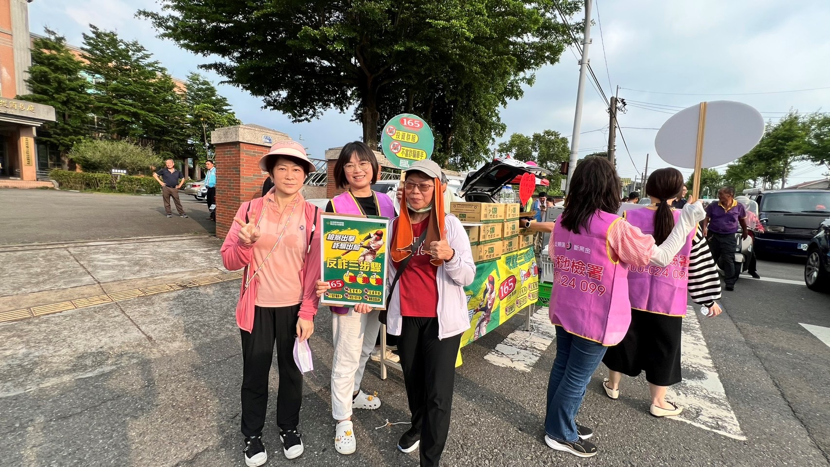 本署主動提供飲水並關懷隨行的香燈腳照片