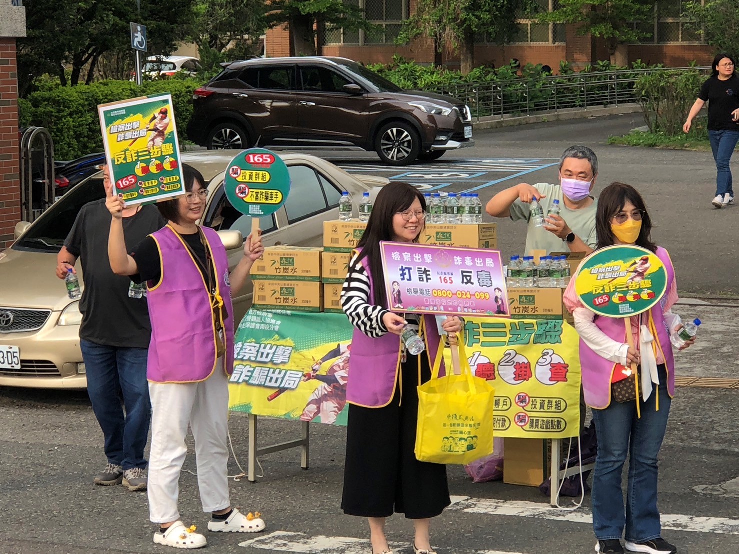 本署在南投簡易庭外提供礦泉水提醒民眾反詐照片
