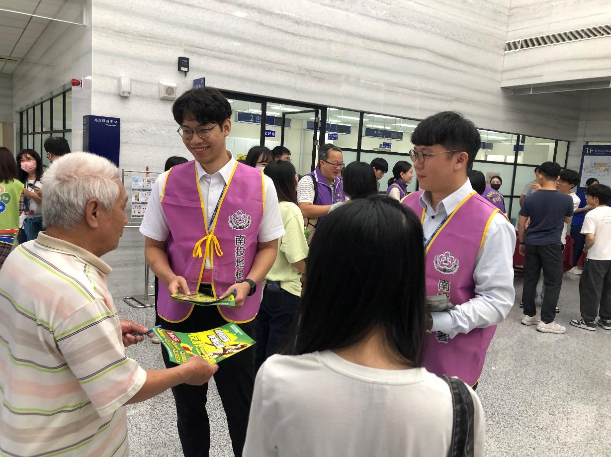 本署針對現場民眾進行反詐騙宣導