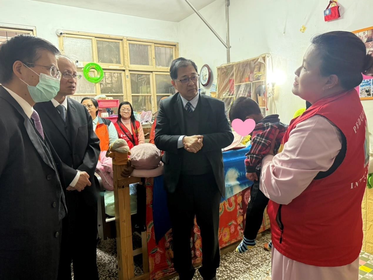 Minister of Justice Cheng Ming-chien and Chief Prosecutor Chang Dou-hui visiting the infant victim