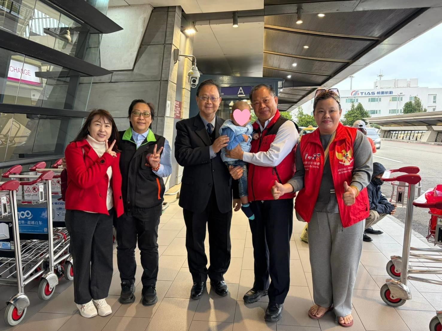 Chief Prosecutor Kuo Ching-tung and Chairman Wu Ming-hsien seeing the infant off at Taoyuan Airport