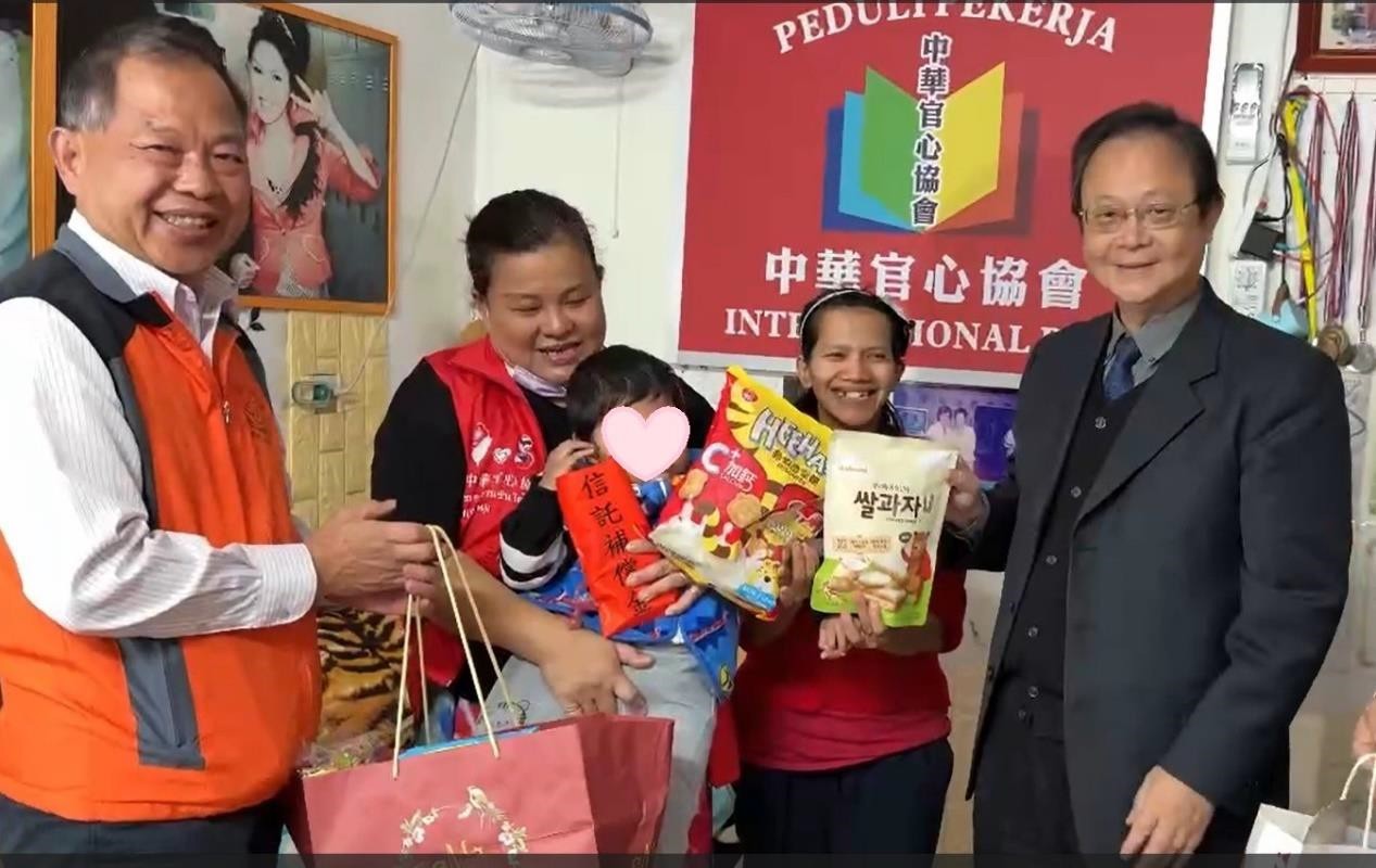 Chief Prosecutor Kuo Ching-tung and Chairman Wu Ming-hsien visiting the infant victim and delivering compensation