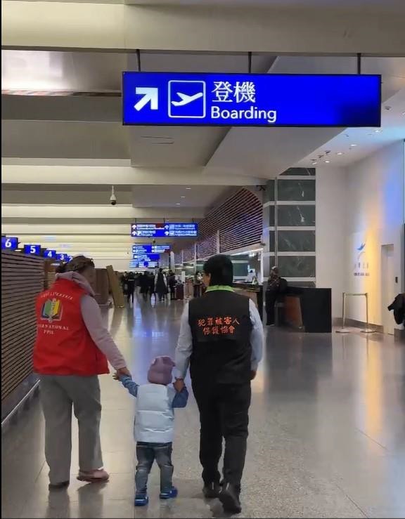 The Nantou CVPA Branch and Zhonghua Guanxin Association accompanying the infant victim on the flight home
