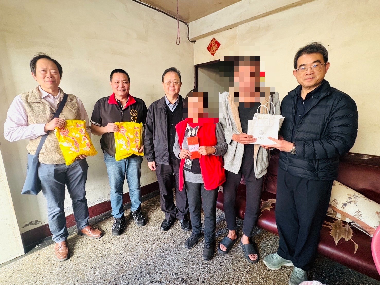 郭景東檢察長(中左)乃守志理事長(左2)慰問弱勢更生家庭