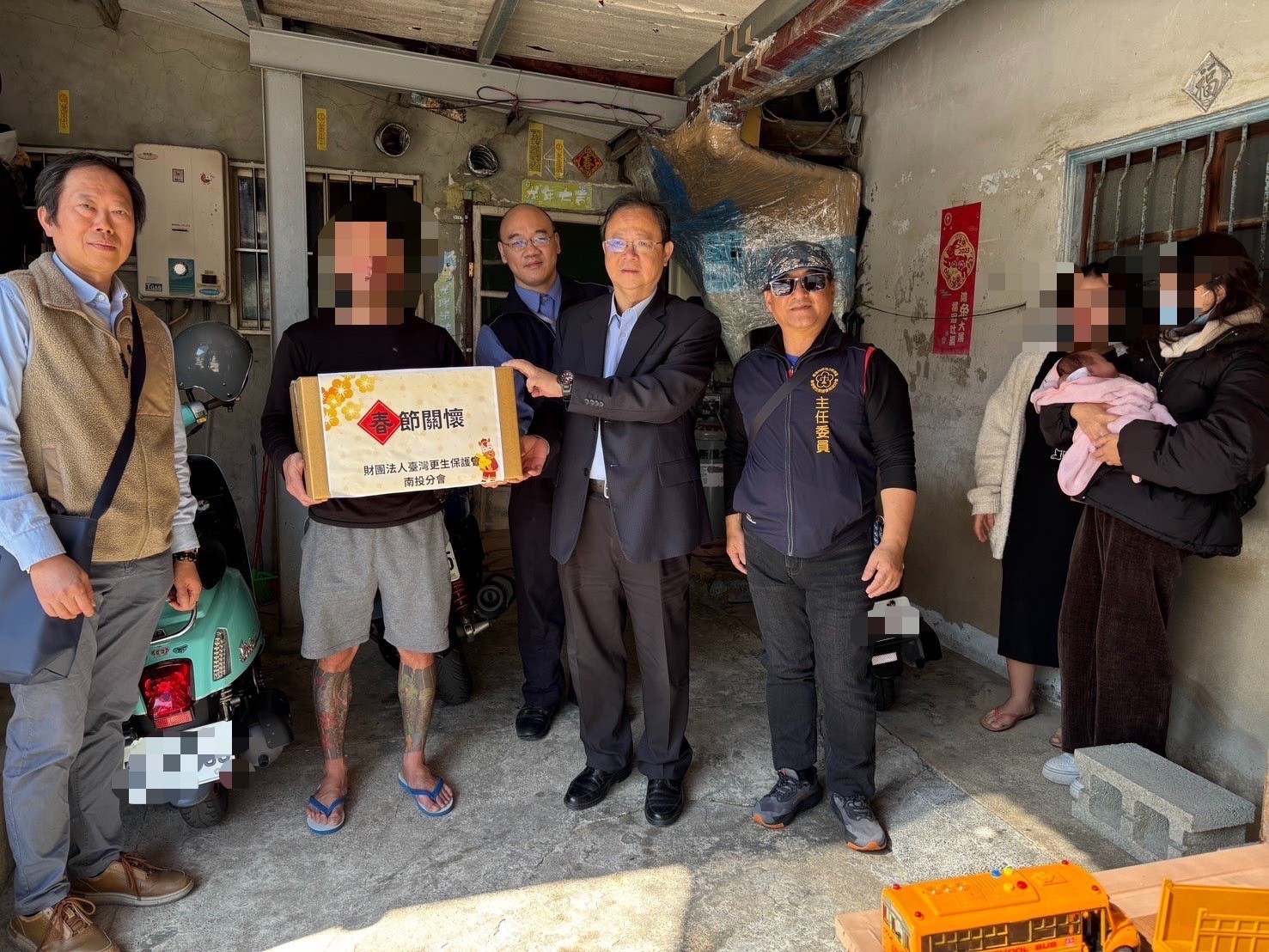 郭景東檢察長(中)鄭家珍主委(右3)慰問弱勢更生家庭