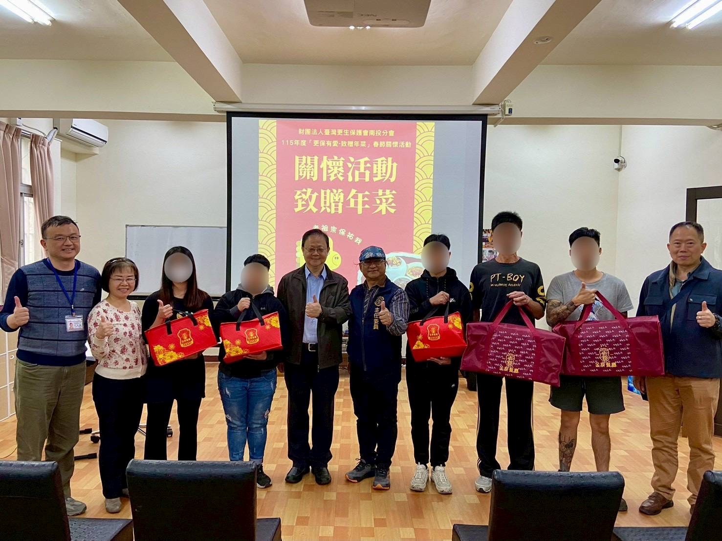 郭景東檢察長(中左)鄭家珍主委(中右)在茄荖山莊致贈年菜