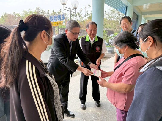 周士榆檢察長致贈死者家屬慰問金